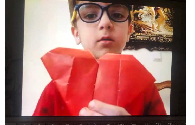 زبان‌آموزی:برای تفهیم یادگیری نشانه (ق) اوریگامی قلب درست شد. 3