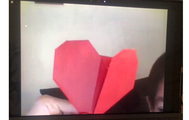 زبان‌آموزی:برای تفهیم یادگیری نشانه (ق) اوریگامی قلب درست شد. 5