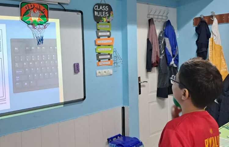 زبان عمومی Who is your hero Play basketball game 1