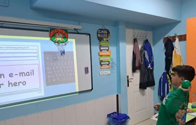 زبان عمومی Who is your hero Play basketball game 2