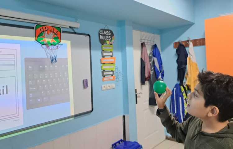 زبان عمومی Who is your hero Play basketball game 3