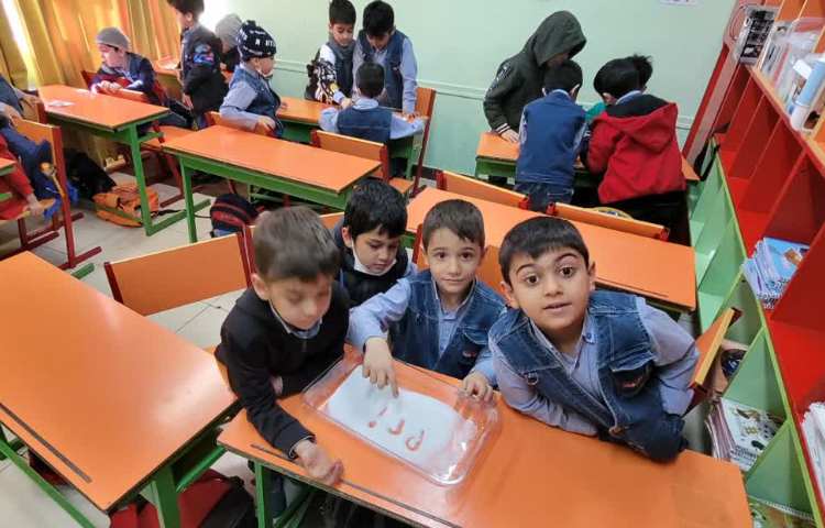 زبان Blending and dictation practice on the salt. 4