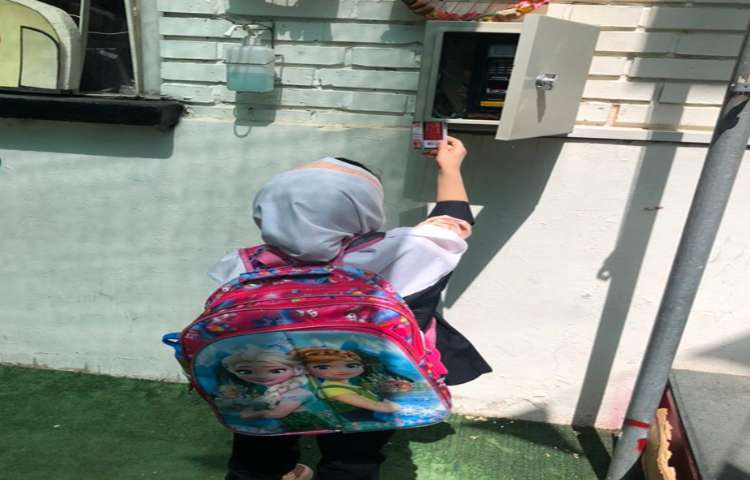زدن کارت تردد هنگام ورود به دبستان و همینطور زدن کارت تردد هنگام خروج از دبستان