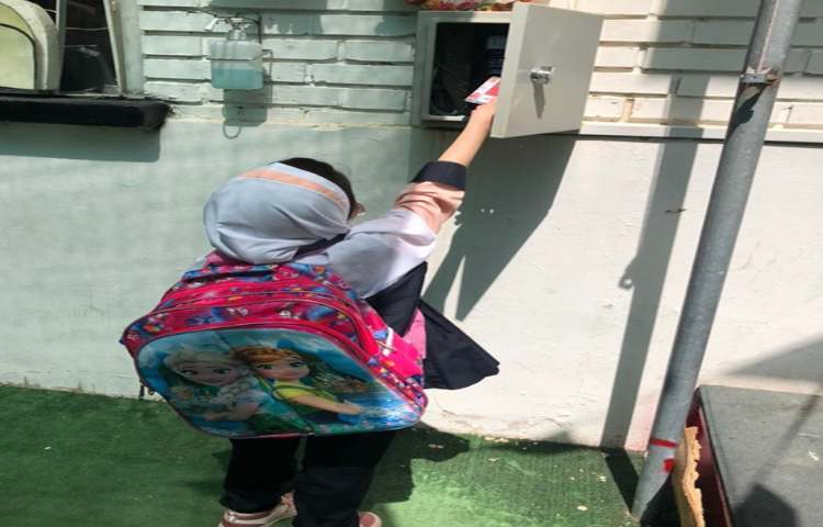 زدن کارت تردد هنگام ورود به دبستان و همینطور زدن کارت تردد هنگام خروج از دبستان 2