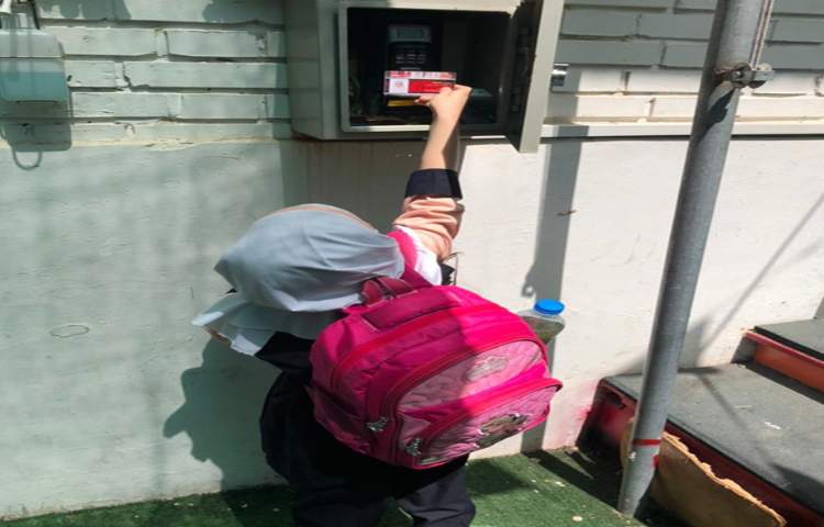 زدن کارت تردد هنگام ورود به دبستان و همینطور زدن کارت تردد هنگام خروج از دبستان 3