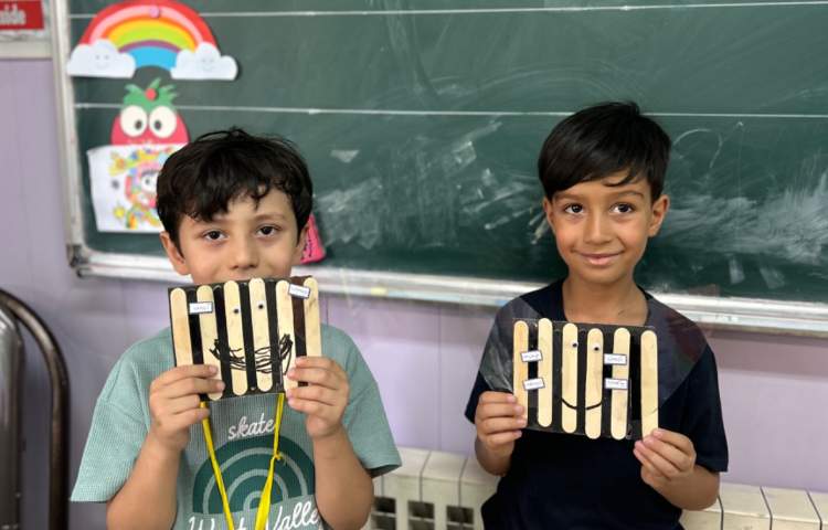 زنبور عسل با چوب های جادویی 1