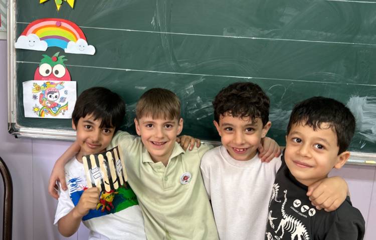 زنبور عسل با چوب های جادویی 2