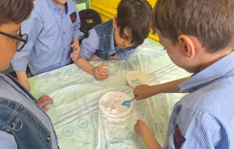 زنگ آزمایشگاه، ساخت مجسمه گچی آشنایی با مفهوم بازیافت