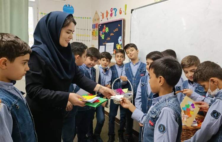 زنگ اجتماعی، قدردانی از کادر مدرسه با کارت‌های قدردانی 1