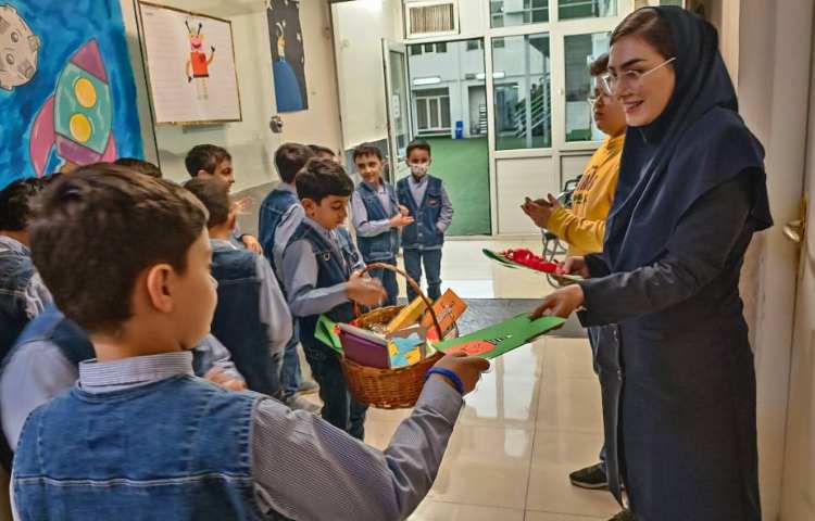 زنگ اجتماعی، قدردانی از کادر مدرسه با کارت‌های قدردانی 4