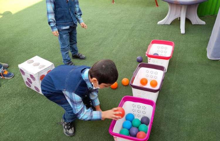 زنگ تفریحی شاد در دوشنبه های زبانی دبستان علوی 8