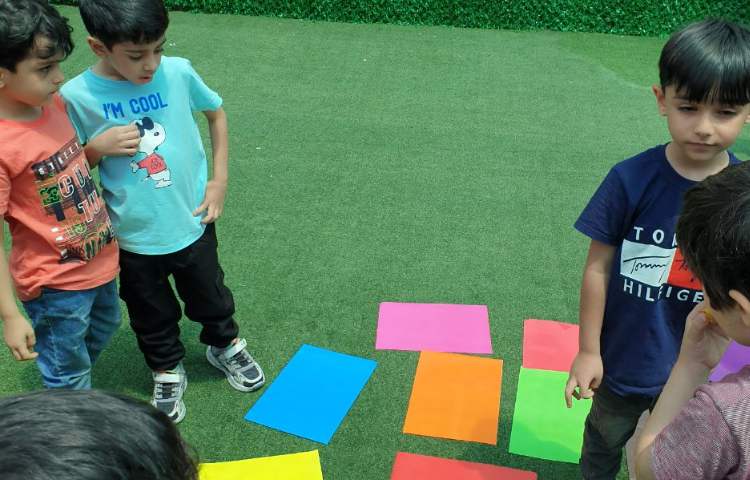 زنگ تفریح، ایستادن بر روی رنگ ها