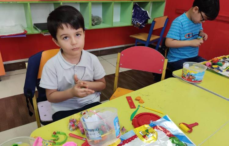 : زنگ تفریح، خمیربازی جهت دست ورزی 1