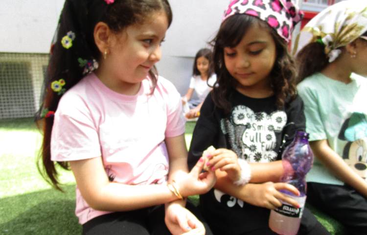 زنگ تفریح دوستانه