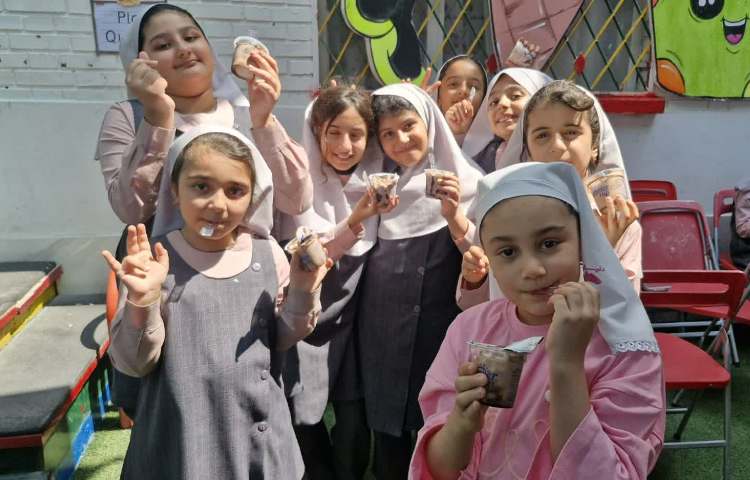 زنگ تفریح شاد به صرف بستنی