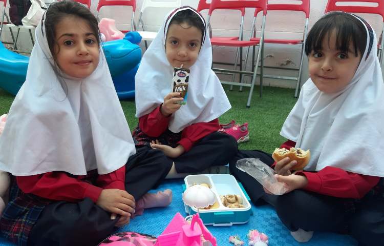 زنگ تفریح شاد دانش اموزان و دورهمی انها 1