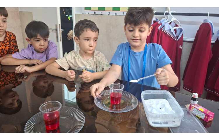 زنگ دانشمند کوچک انجام آزمایش آتشفشان رنگی کلاس پیش 1 1