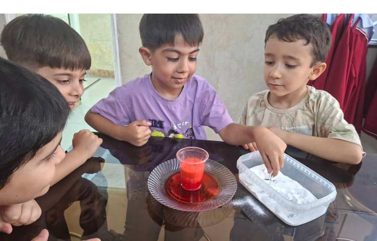 زنگ دانشمند کوچک انجام آزمایش آتشفشان رنگی کلاس پیش 1 2