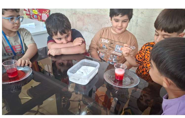 زنگ دانشمند کوچک انجام آزمایش آتشفشان رنگی کلاس پیش 1 3