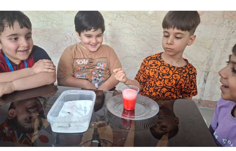 زنگ دانشمند کوچک انجام آزمایش آتشفشان رنگی کلاس پیش 1 4