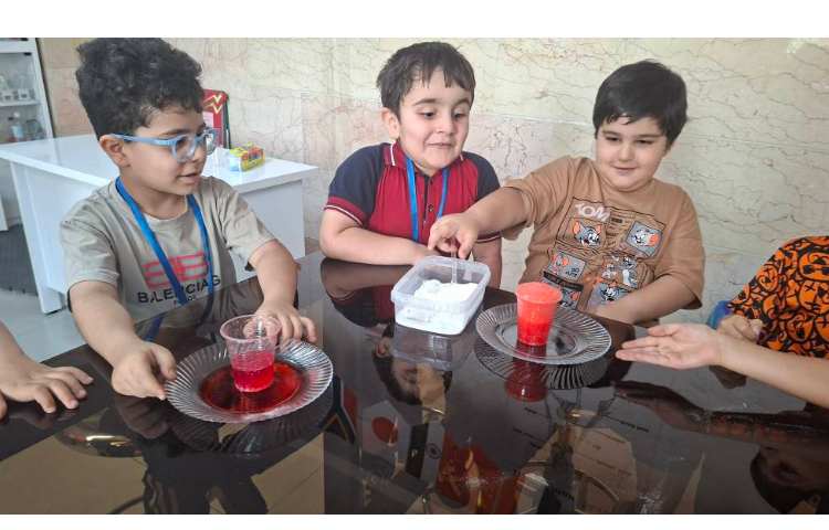 زنگ دانشمند کوچک انجام آزمایش آتشفشان رنگی کلاس پیش 1 5