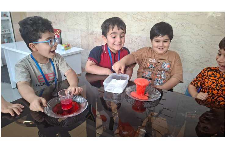زنگ دانشمند کوچک انجام آزمایش آتشفشان رنگی کلاس پیش 1 6