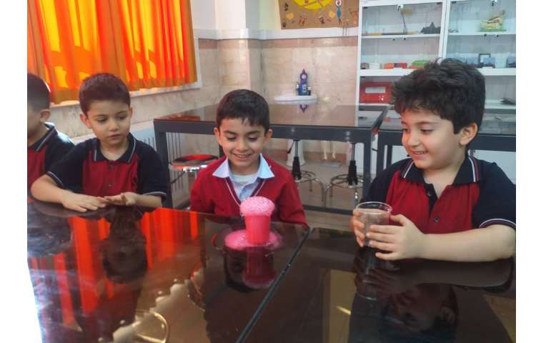 زنگ دانشمند کوچک انجام آزمایش آتشفشان رنگی 1