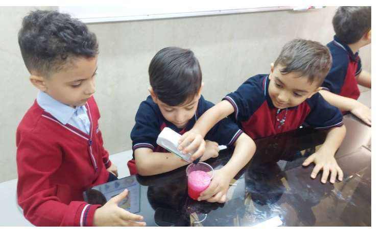 زنگ دانشمند کوچک انجام آزمایش آتشفشان رنگی 1