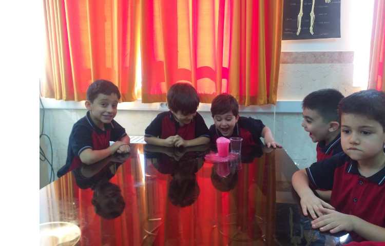 زنگ دانشمند کوچک انجام آزمایش آتشفشان رنگی 2