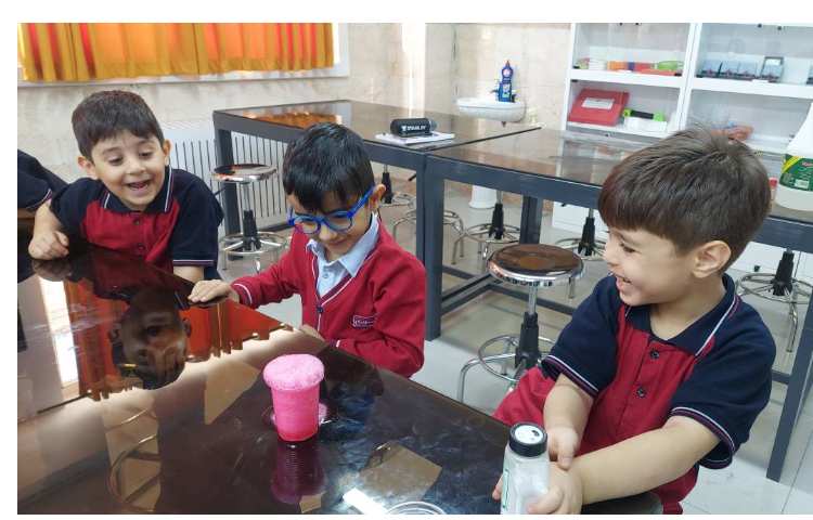 زنگ دانشمند کوچک انجام آزمایش آتشفشان رنگی 2