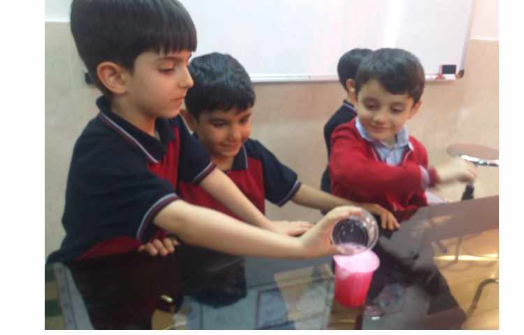 زنگ دانشمند کوچک انجام آزمایش آتشفشان رنگی 3