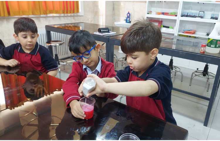 زنگ دانشمند کوچک انجام آزمایش آتشفشان رنگی 3