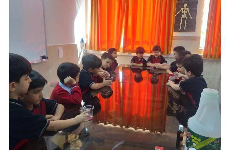 زنگ دانشمند کوچک انجام آزمایش آتشفشان رنگی 4