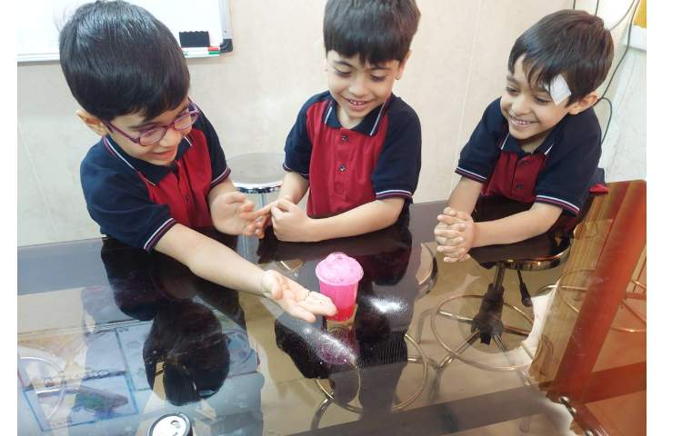 زنگ دانشمند کوچک انجام آزمایش آتشفشان رنگی 4