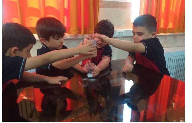 زنگ دانشمند کوچک انجام آزمایش آتشفشان رنگی 5