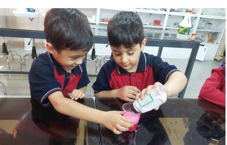 زنگ دانشمند کوچک انجام آزمایش آتشفشان رنگی 6