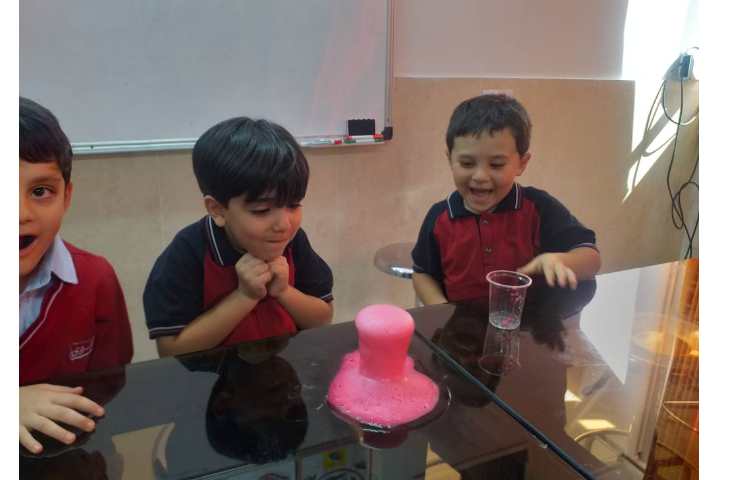 زنگ دانشمند کوچک انجام آزمایش آتشفشان رنگی