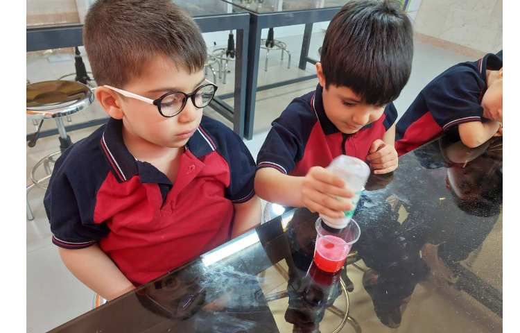 زنگ دانشمند کوچک انجام آزمایش آتشفشان رنگی