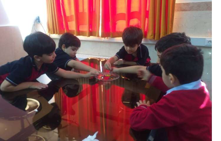 زنگ دانشمند کوچک انجام آزمایش اسمارتیز رنگی 2