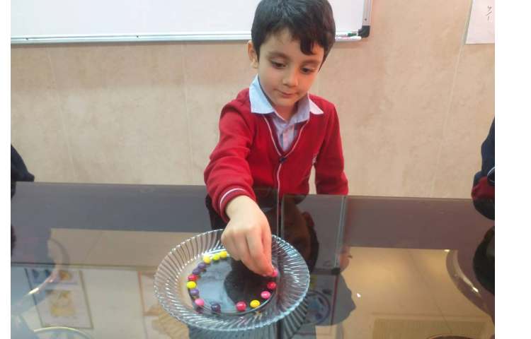 زنگ دانشمند کوچک انجام آزمایش اسمارتیز رنگی 3