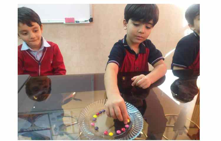 زنگ دانشمند کوچک انجام آزمایش اسمارتیز رنگی 4