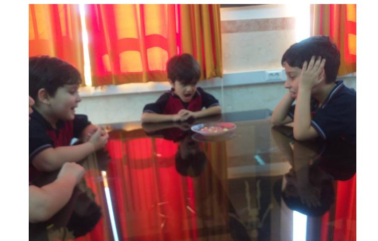 زنگ دانشمند کوچک انجام آزمایش اسمارتیز رنگی 7