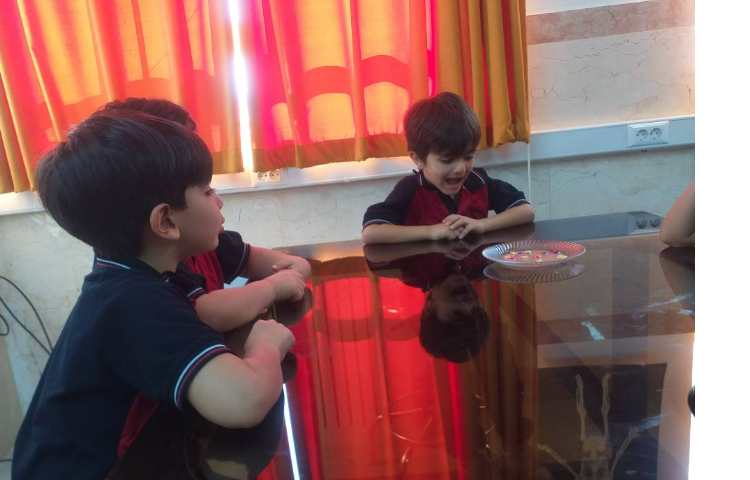 زنگ دانشمند کوچک انجام آزمایش اسمارتیز رنگی 8