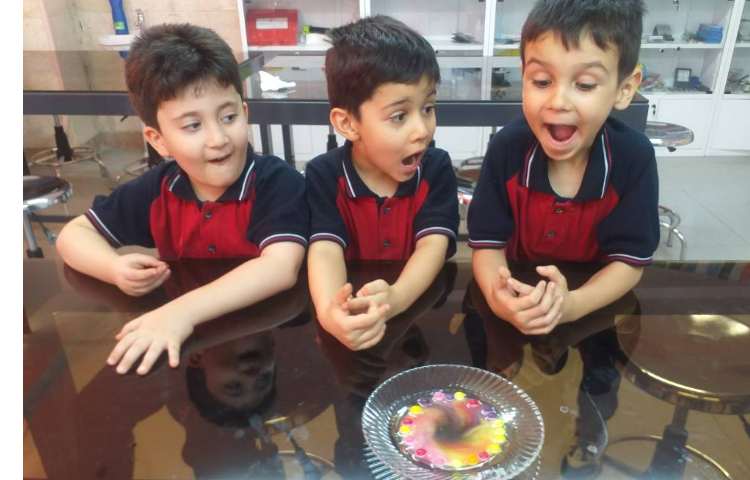 زنگ دانشمند کوچک انجام آزمایش اسمارتیز رنگی