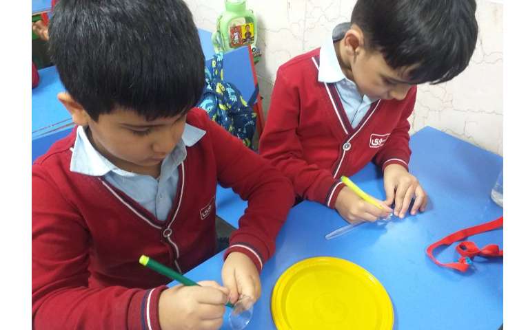 زنگ دانشمند کوچک انجام ازمایش نقاشی جادویی 7