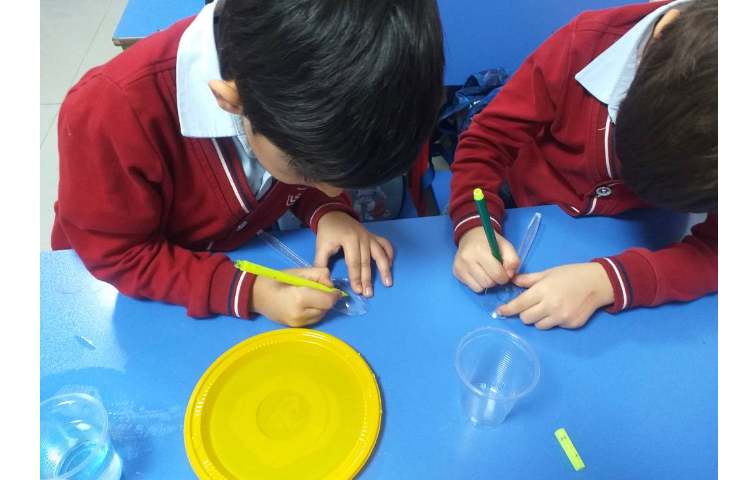 زنگ دانشمند کوچک انجام ازمایش نقاشی جادویی 8