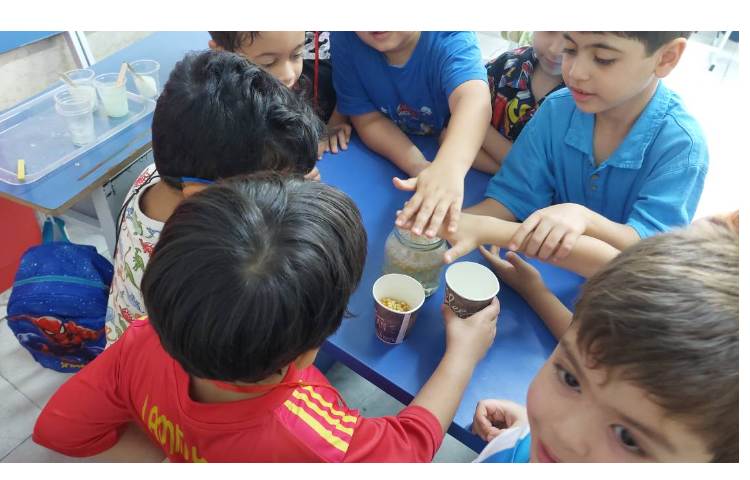 زنگ دانشمند کوچک ذرت رقصان