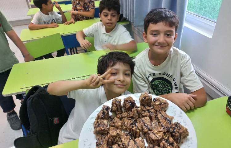 زنگ دستپخت: دسر خوشمزه شکلاتی توسط دانش آموزان تهیه شد و در کلاس میل کردند 1
