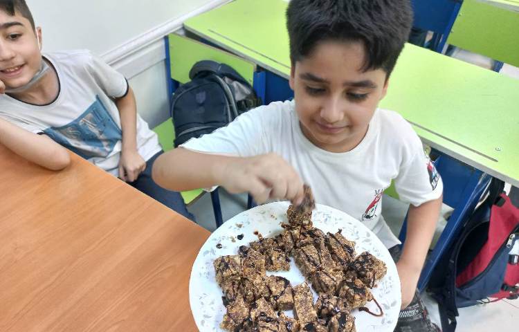 زنگ دستپخت: دسر خوشمزه شکلاتی توسط دانش آموزان تهیه شد و در کلاس میل کردند 3