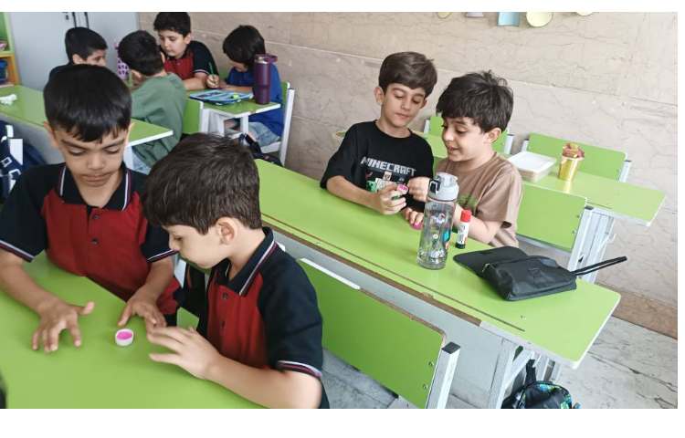 زنگ دست سازه ساخت فرفره با در بطری و خمیر کلی و گوش پاک کن 2